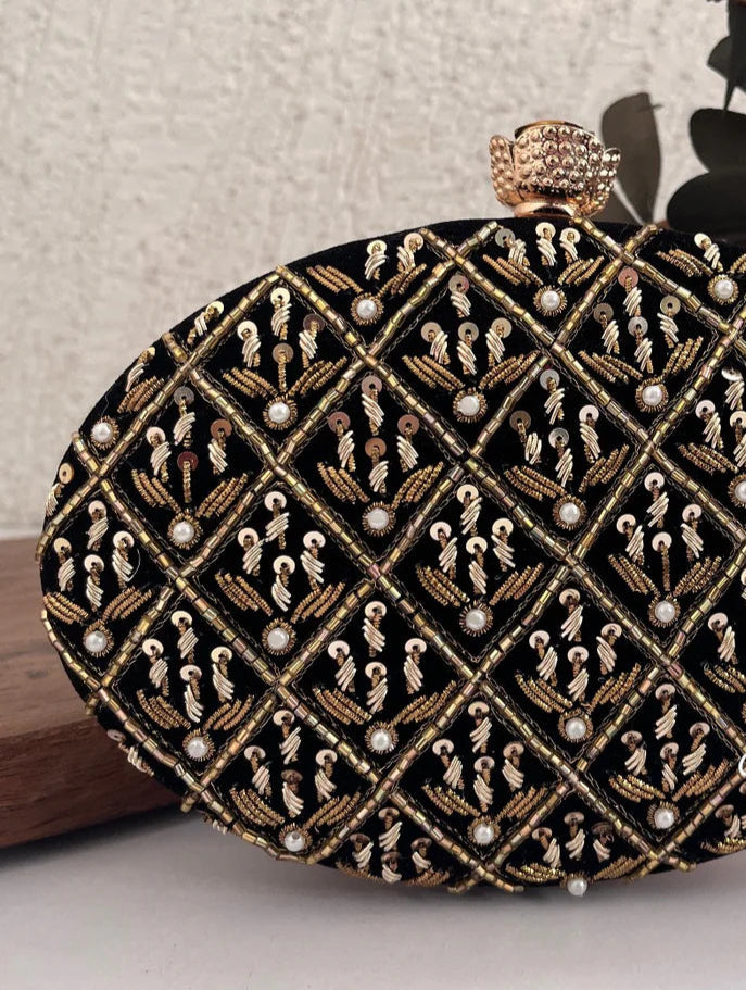 Big Capsule Clutch Black [C102892]