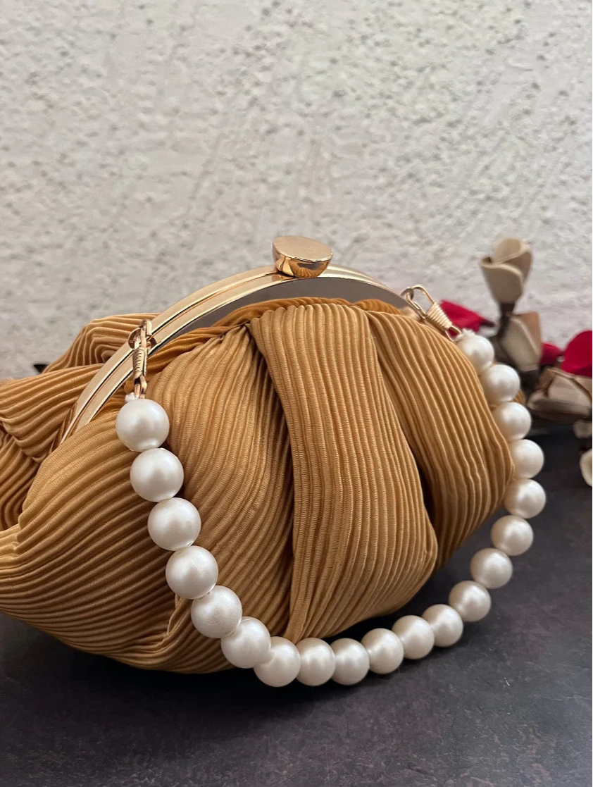 Beige Crush Batua bag [C103552]
